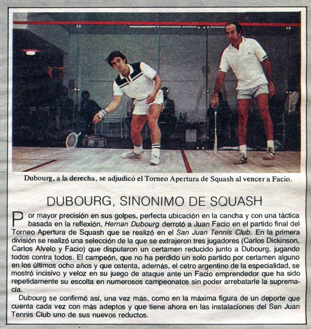 Juan Facio a la izquierda, y a la derecha Hernan Dubourg en la cancha de squash